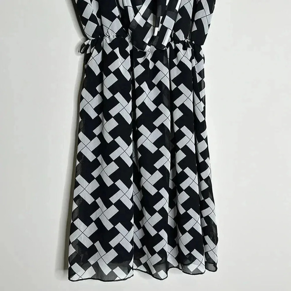 Black & White Dress - Picture 4 of 11